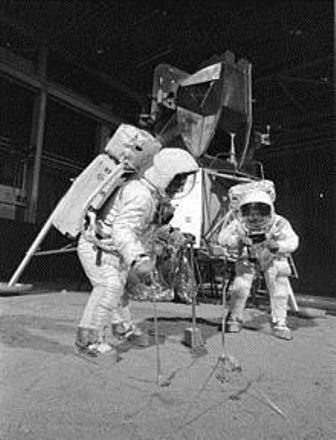 File source: http://commons.wikimedia.org/wiki/File:Apollo_11_Crew_During_Training_Exercise_-_GPN-2002-000032.jpg