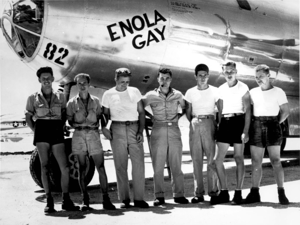 In posa davanti all’aereo bombardiere B-29 “Enola Gay”